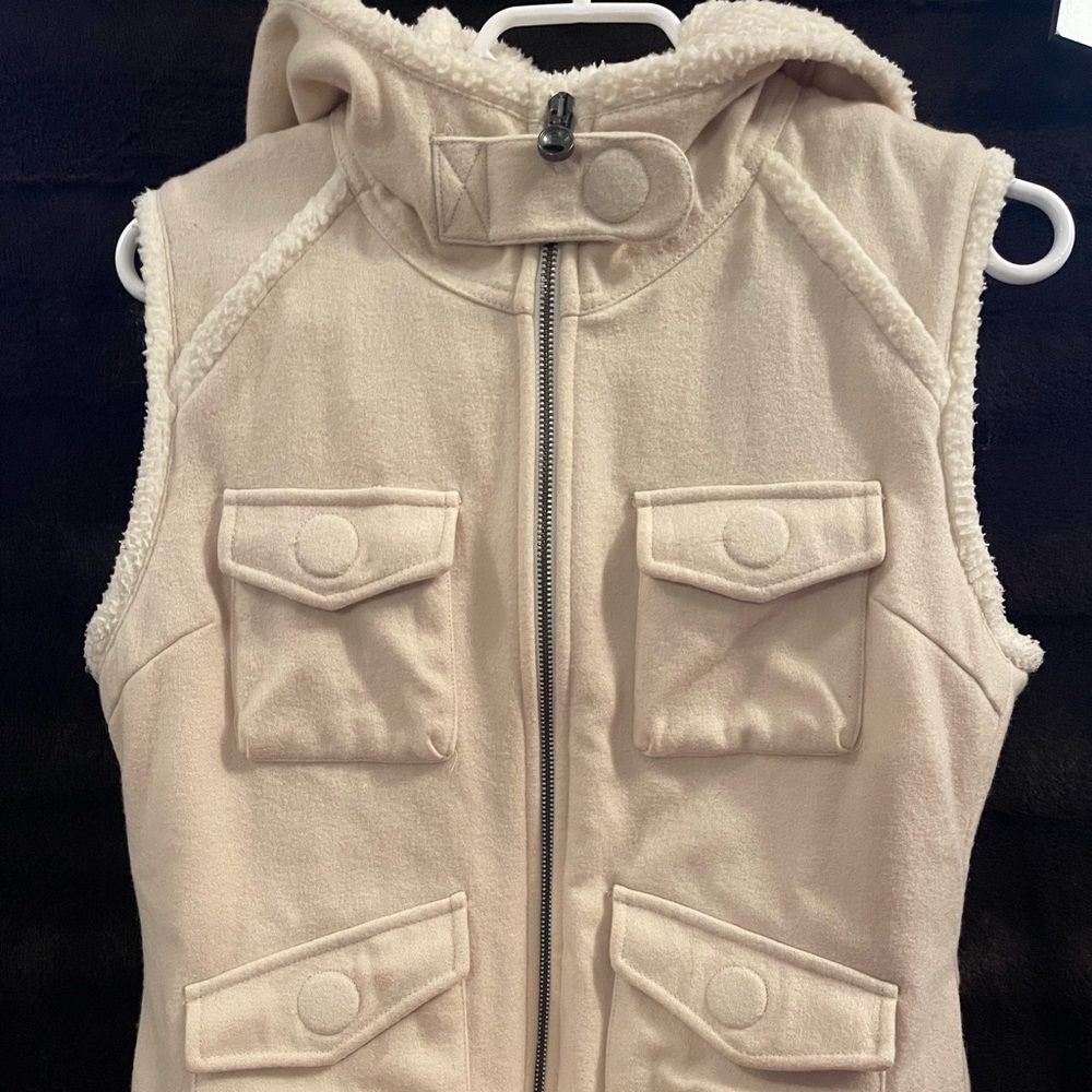 Oakley cream colour vest size small, used like new !